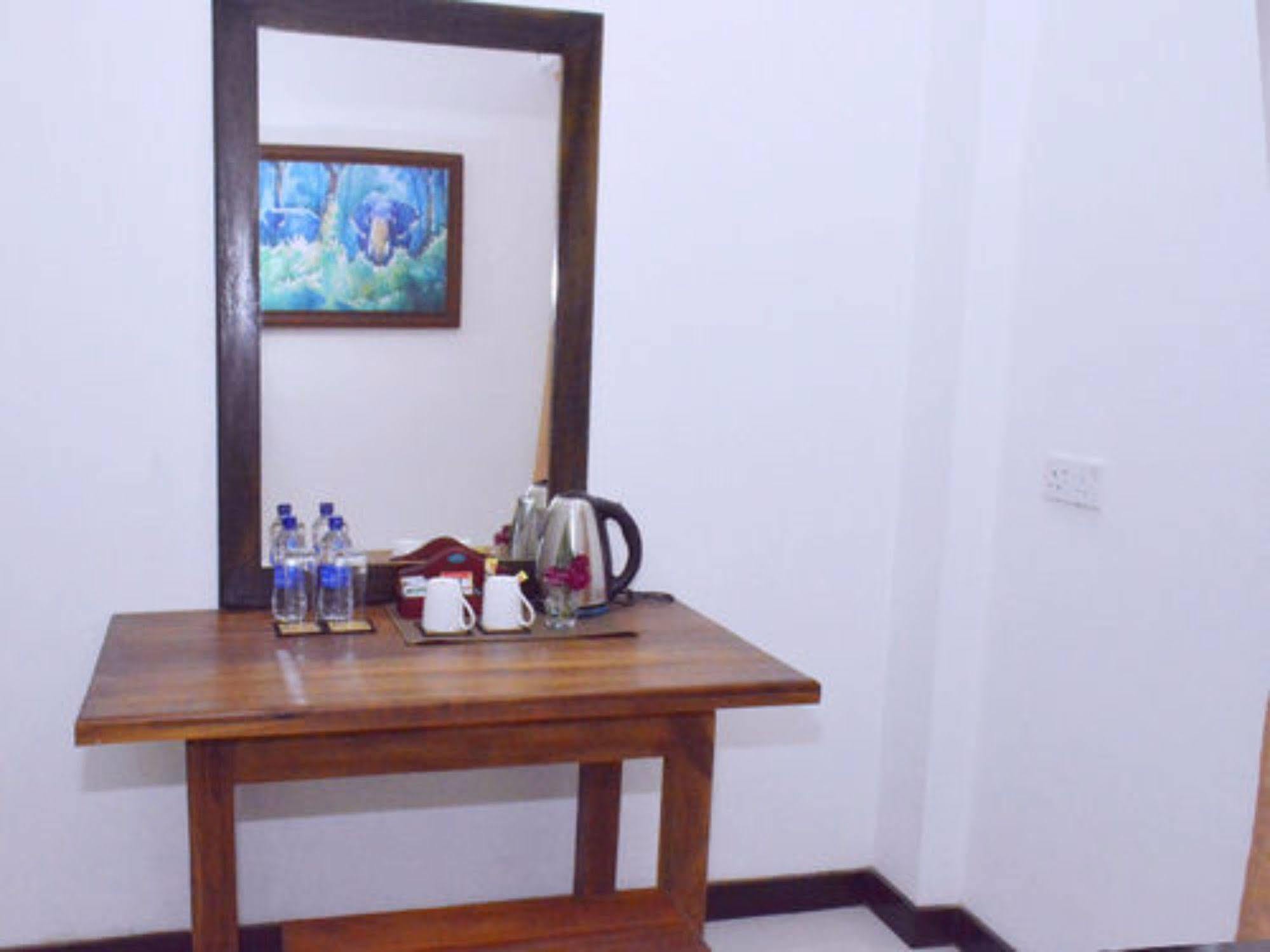 Meili Lanka City Hotel Kandy Ngoại thất bức ảnh